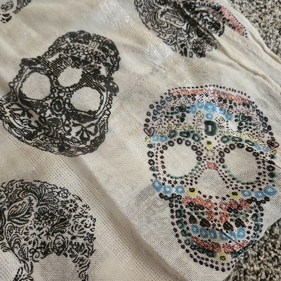 Scarf with Skulls - Picture 7 of 15